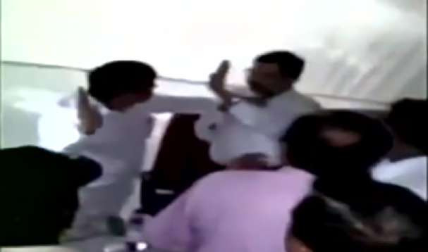 ಸರಕಾರಿ ಅಧಿಕಾರಿಯನ್ನು ಥಳಿಸಿದ ಮಹರಾಷ್ಟ್ರ ಶಾಸಕ ! : ವೀಡಿಯೊ ಬಹಿರಂಗ